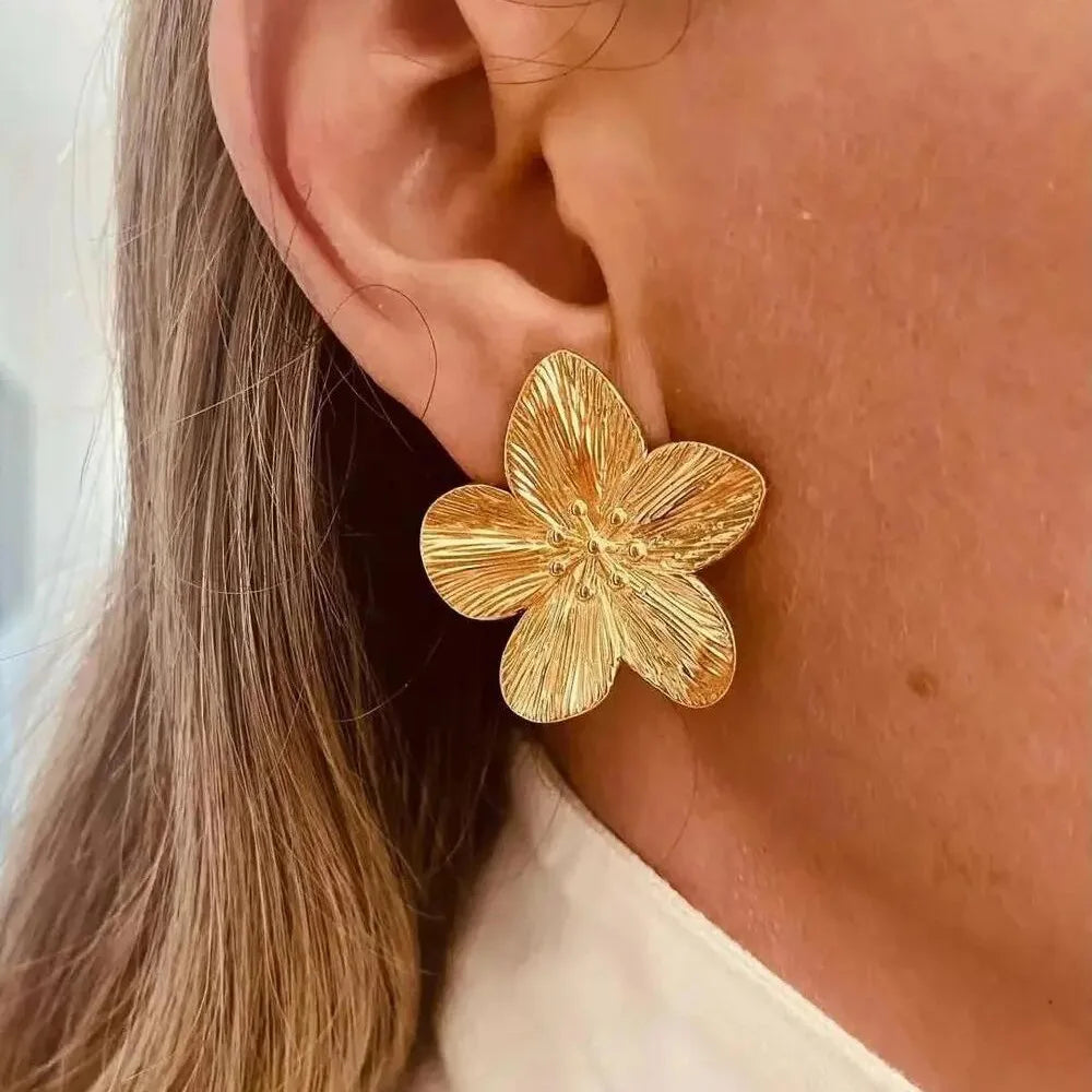 Petal Arc Set – Chic Gold-Tone Flower Earrings for Every Occasion