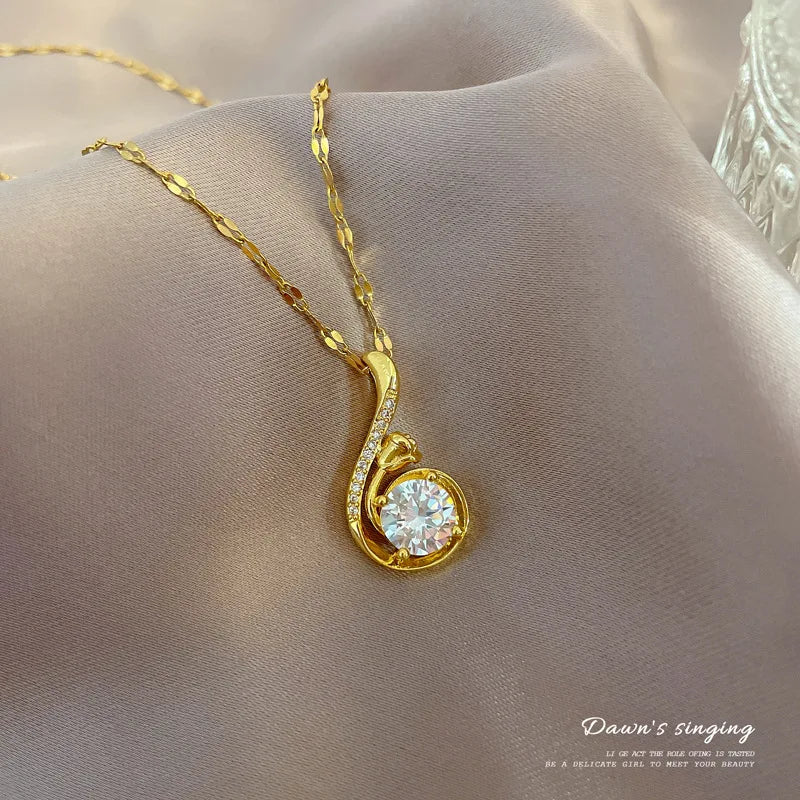 Eternal Shine: Luxe Gold Clavicle Link Necklace
