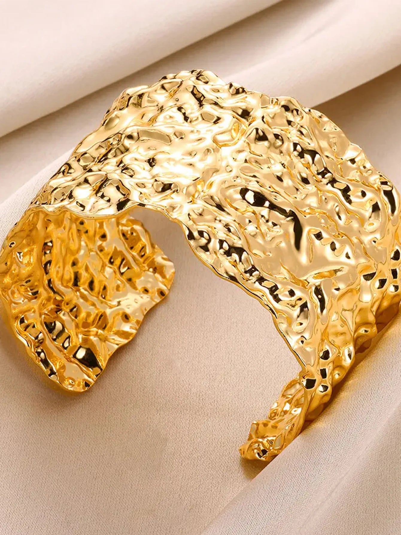 Exquisite Gold-Tone Classic Bump Cuff Bracelet – Luxury Stainless Steel Bangle