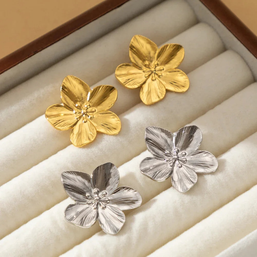 Petal Arc Set – Chic Gold-Tone Flower Earrings for Every Occasion