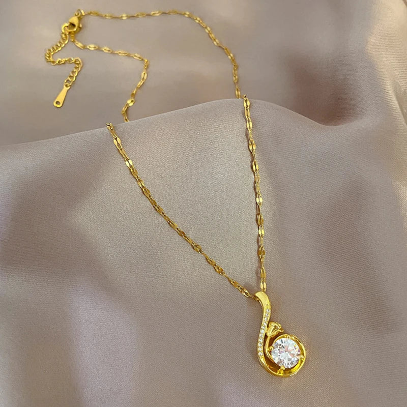Eternal Shine: Luxe Gold Clavicle Link Necklace