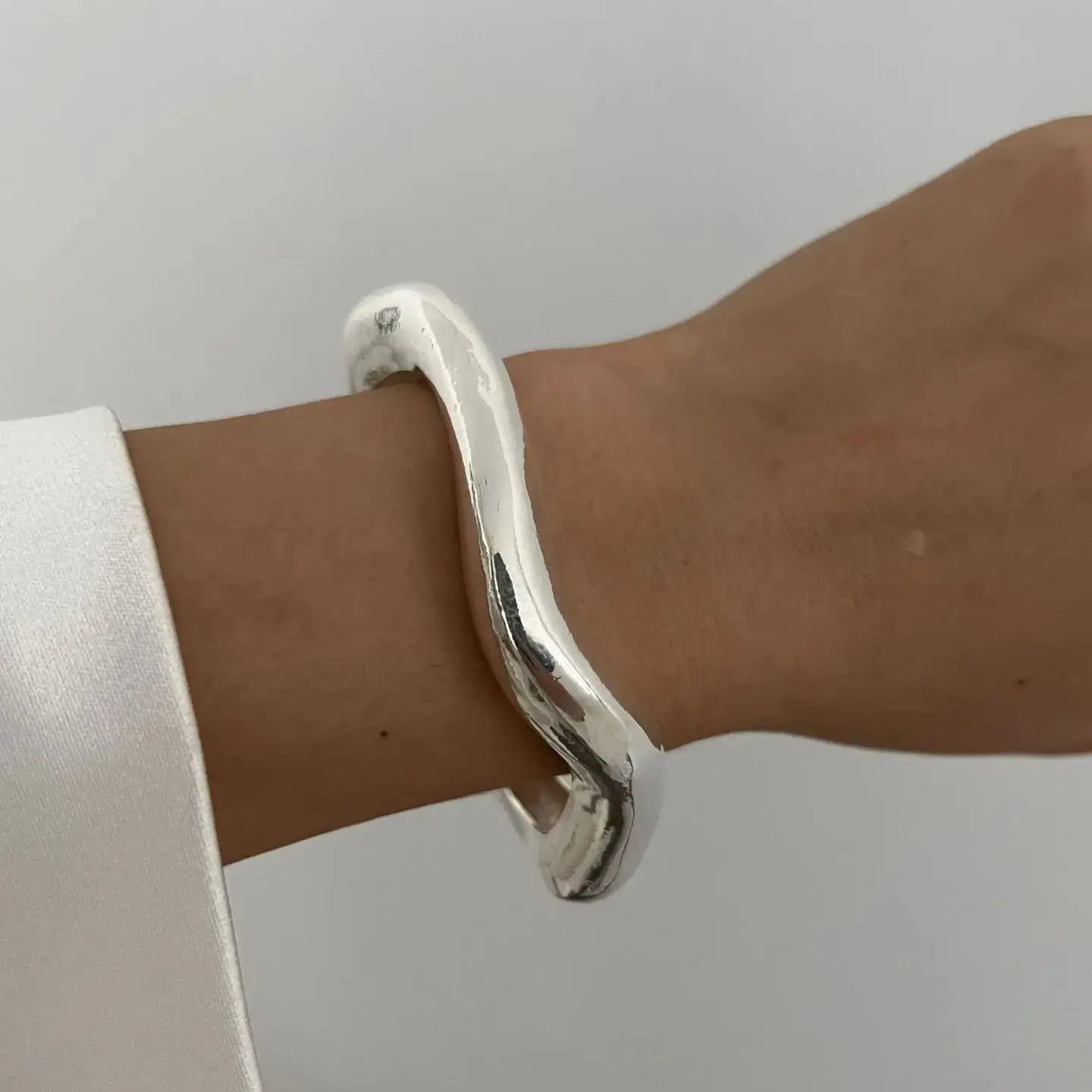 Vintage Wide Statement Cuff Bangle – Gold & Silver Tone Geometric Metal Spring Bracelet