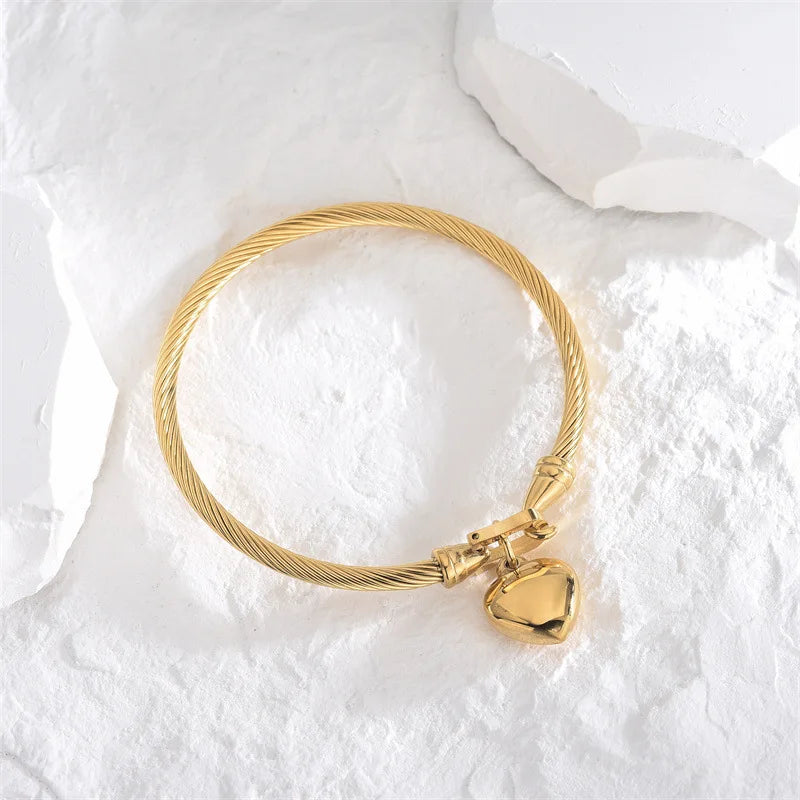 Lumiére Heart Charm Bracelet – 18K Gold Stainless Steel Elegance