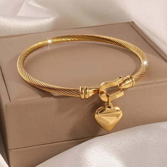 Lumiére Heart Charm Bracelet – 18K Gold Stainless Steel Elegance