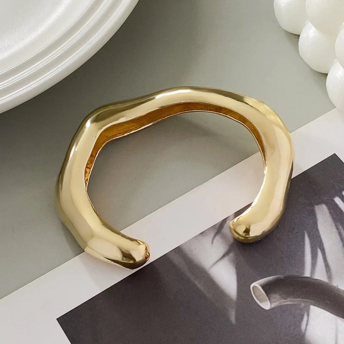 Vintage Wide Statement Cuff Bangle – Gold & Silver Tone Geometric Metal Spring Bracelet