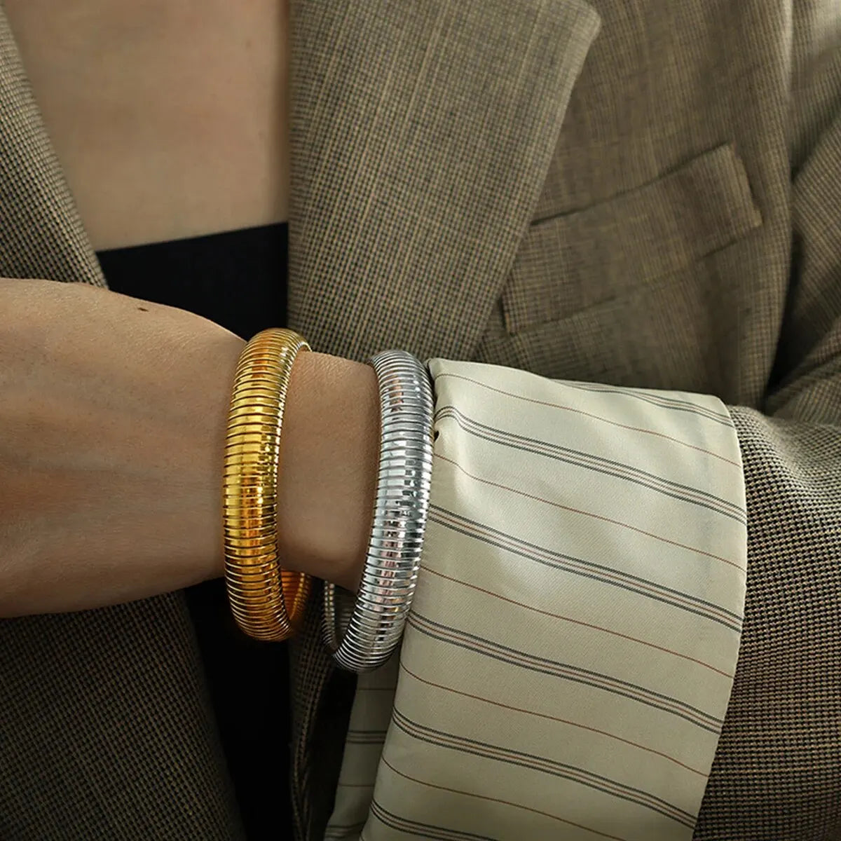 Gilded Tension Cuff – Mirror-Polished 18K Gold Elastic Form