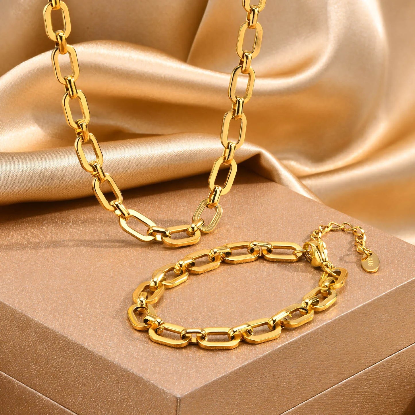 Mariner Luxe Necklace – Chunky Oval Link Gold Tone Chain