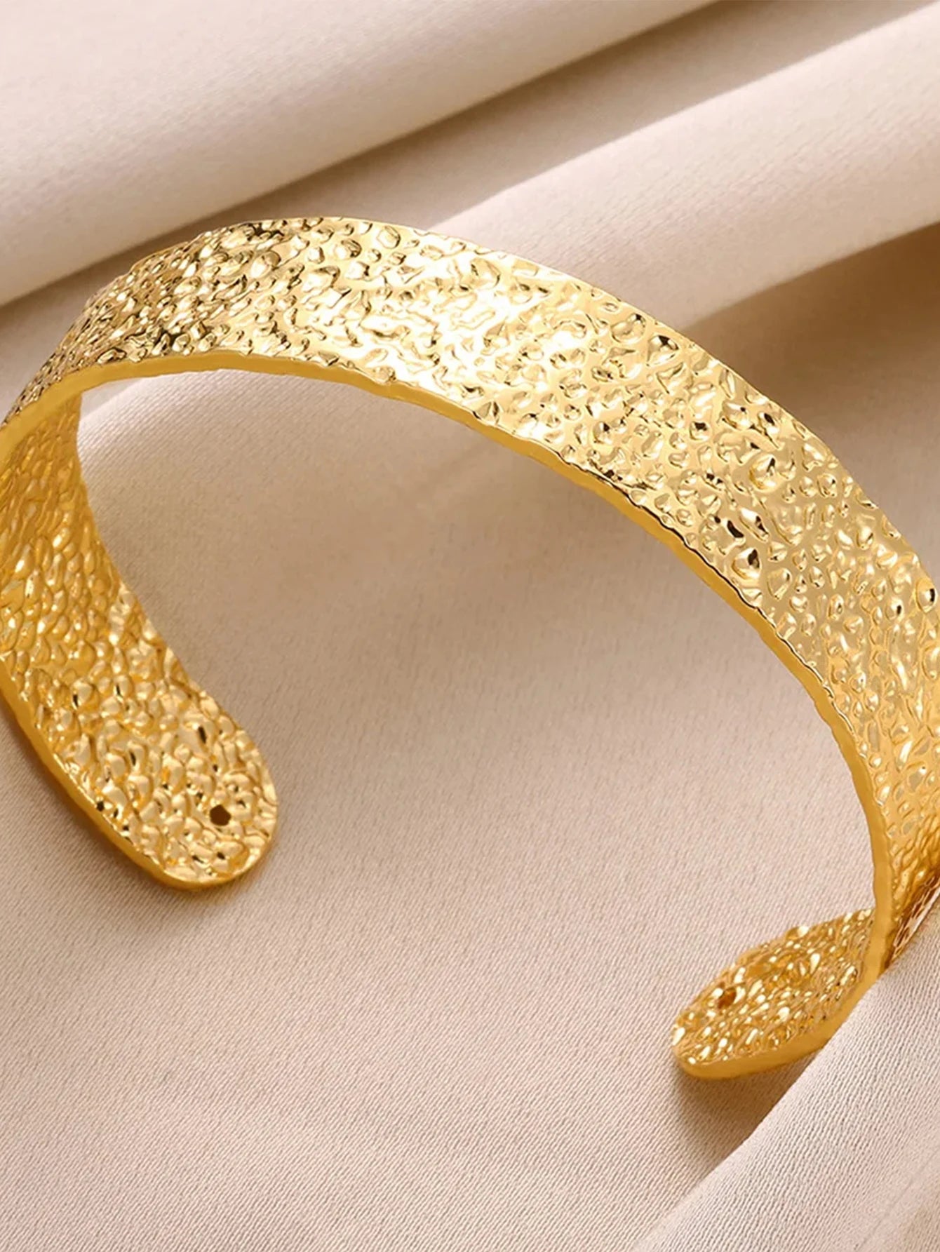 Exquisite Gold-Tone Classic Bump Cuff Bracelet – Luxury Stainless Steel Bangle