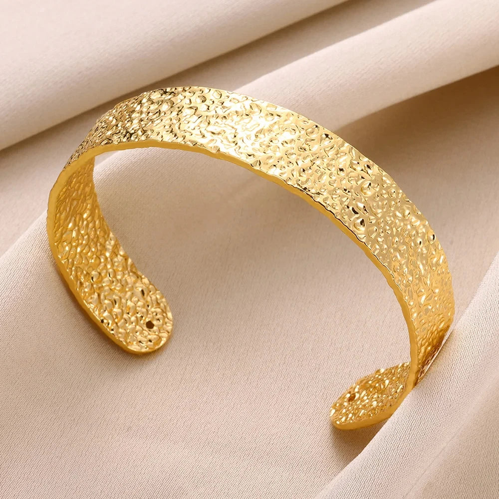 Exquisite Gold-Tone Classic Bump Cuff Bracelet – Luxury Stainless Steel Bangle