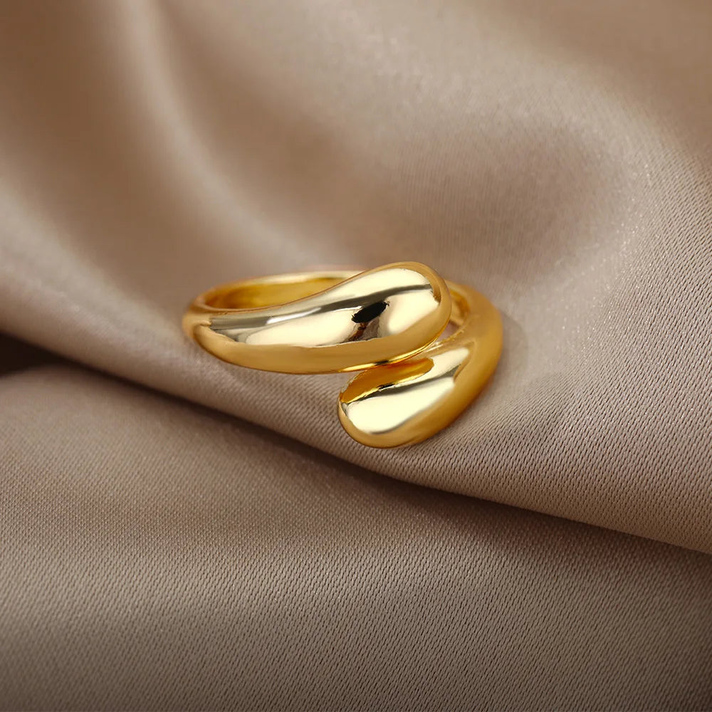 Lumiére Ring – Modern Gold-Tone Elegance