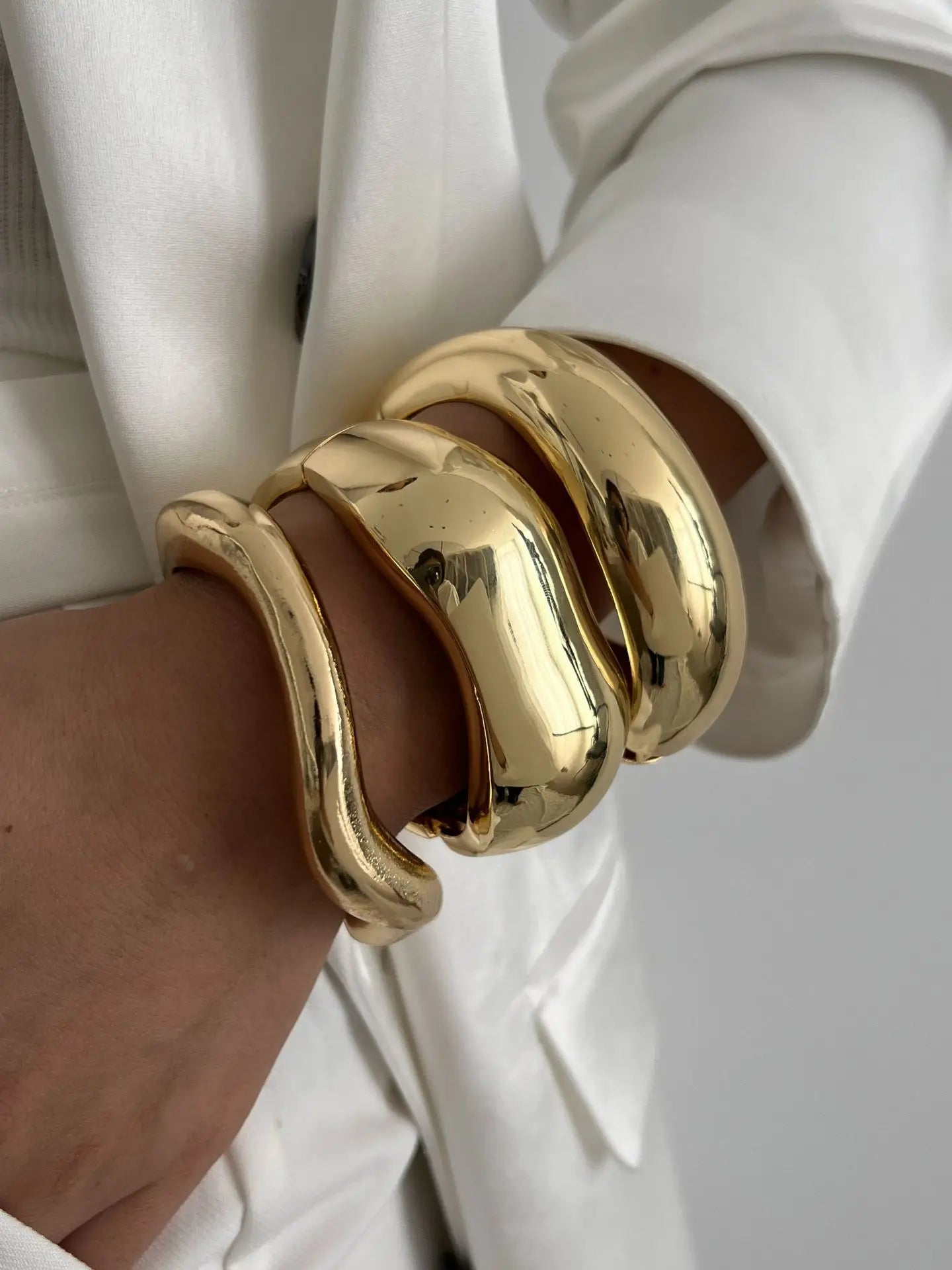 Vintage Wide Statement Cuff Bangle – Gold & Silver Tone Geometric Metal Spring Bracelet