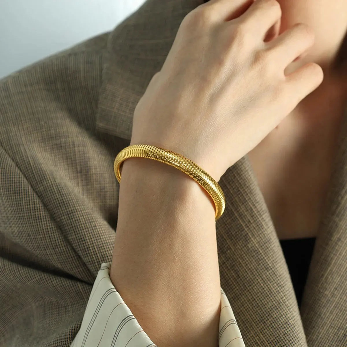 Gilded Tension Cuff – Mirror-Polished 18K Gold Elastic Form
