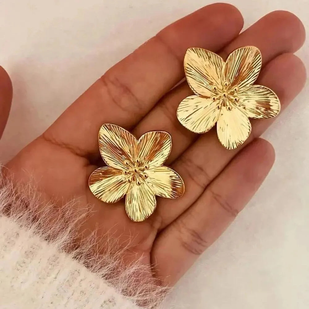 Petal Arc Set – Chic Gold-Tone Flower Earrings for Every Occasion