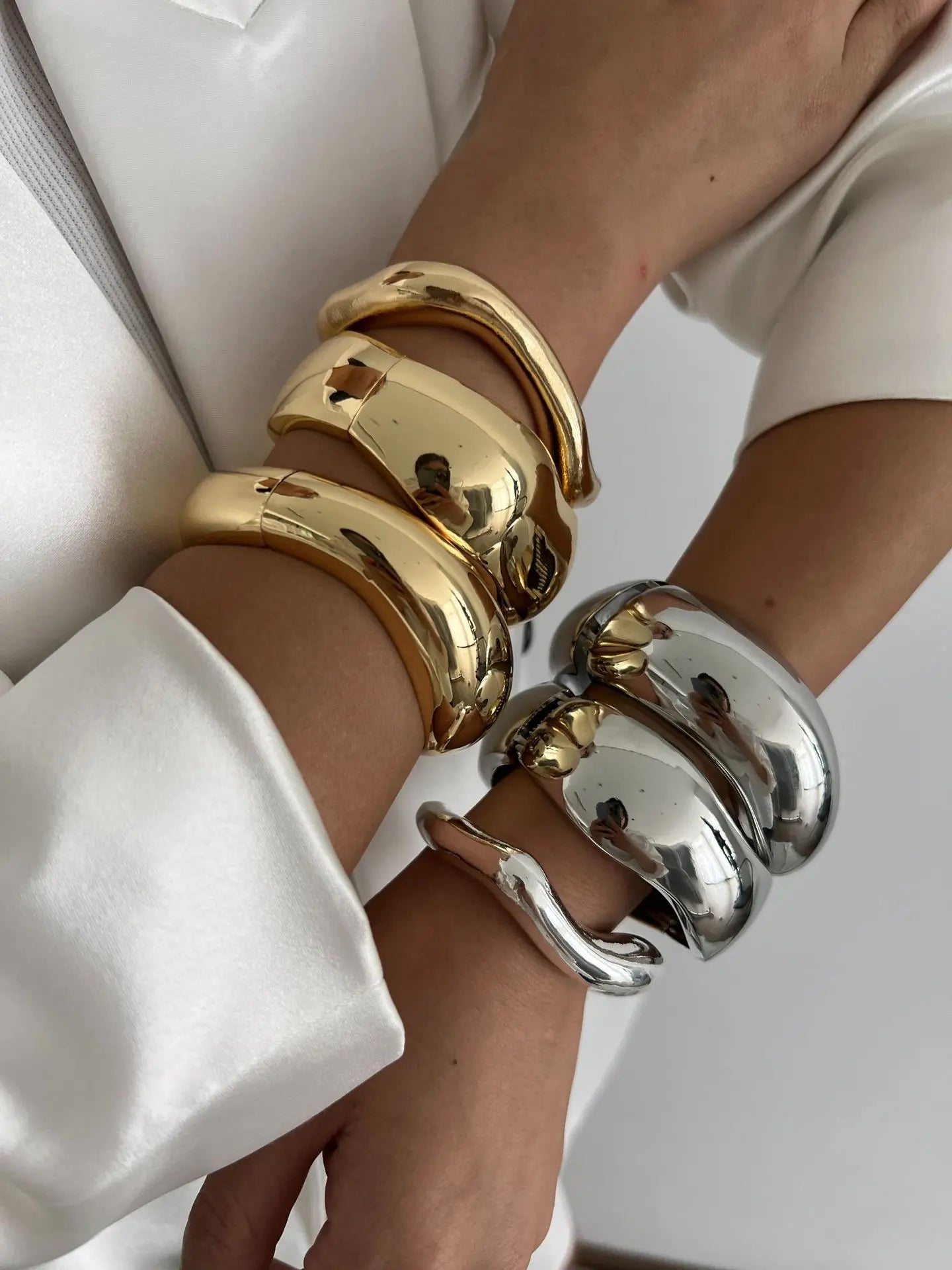 Vintage Wide Statement Cuff Bangle – Gold & Silver Tone Geometric Metal Spring Bracelet