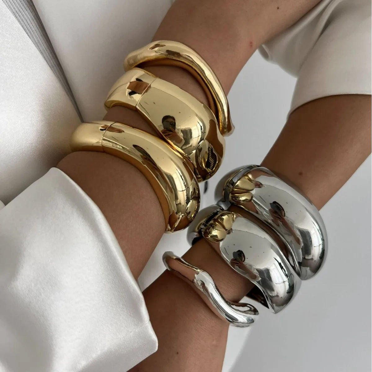 Vintage Wide Statement Cuff Bangle – Gold & Silver Tone Geometric Metal Spring Bracelet