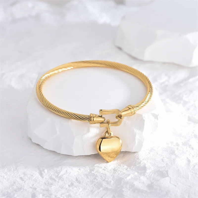 Lumiére Heart Charm Bracelet – 18K Gold Stainless Steel Elegance