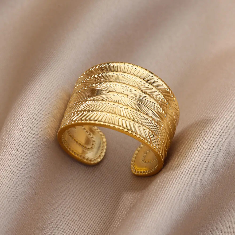 Lumiére Ring – Modern Gold-Tone Elegance