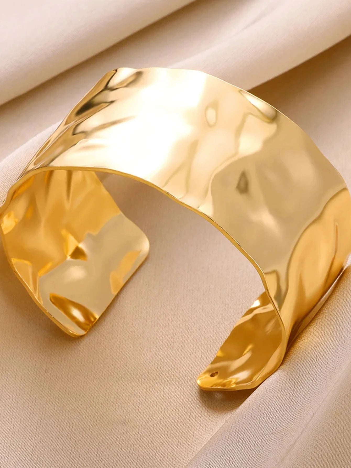 Exquisite Gold-Tone Classic Bump Cuff Bracelet – Luxury Stainless Steel Bangle