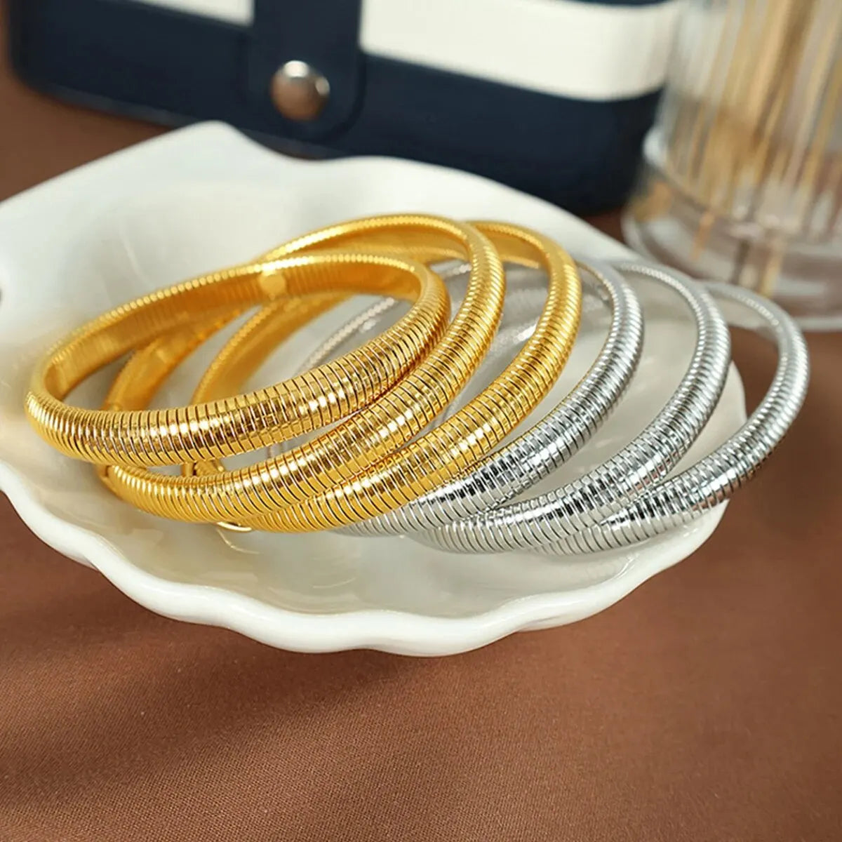 Gilded Tension Cuff – Mirror-Polished 18K Gold Elastic Form