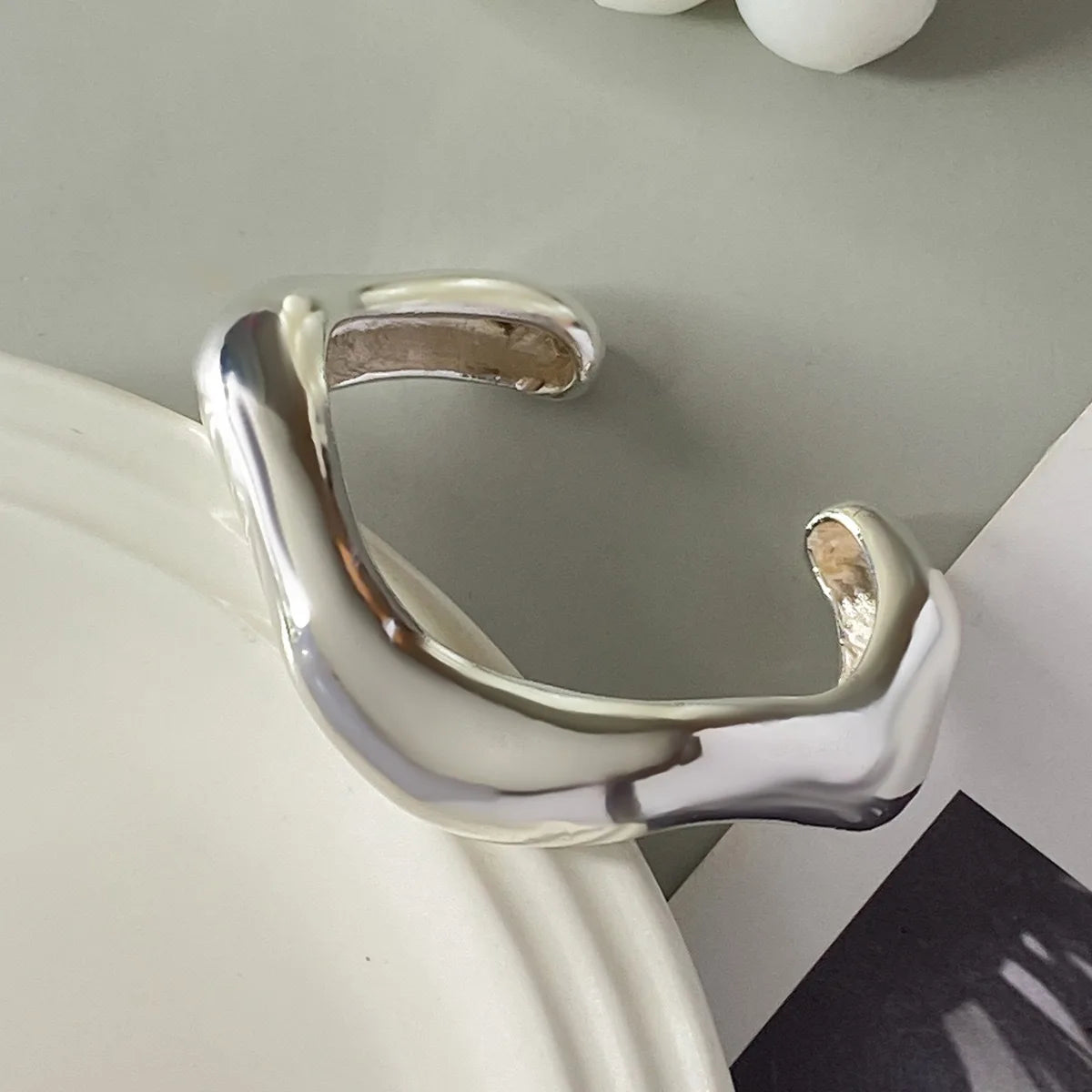 Vintage Wide Statement Cuff Bangle – Gold & Silver Tone Geometric Metal Spring Bracelet
