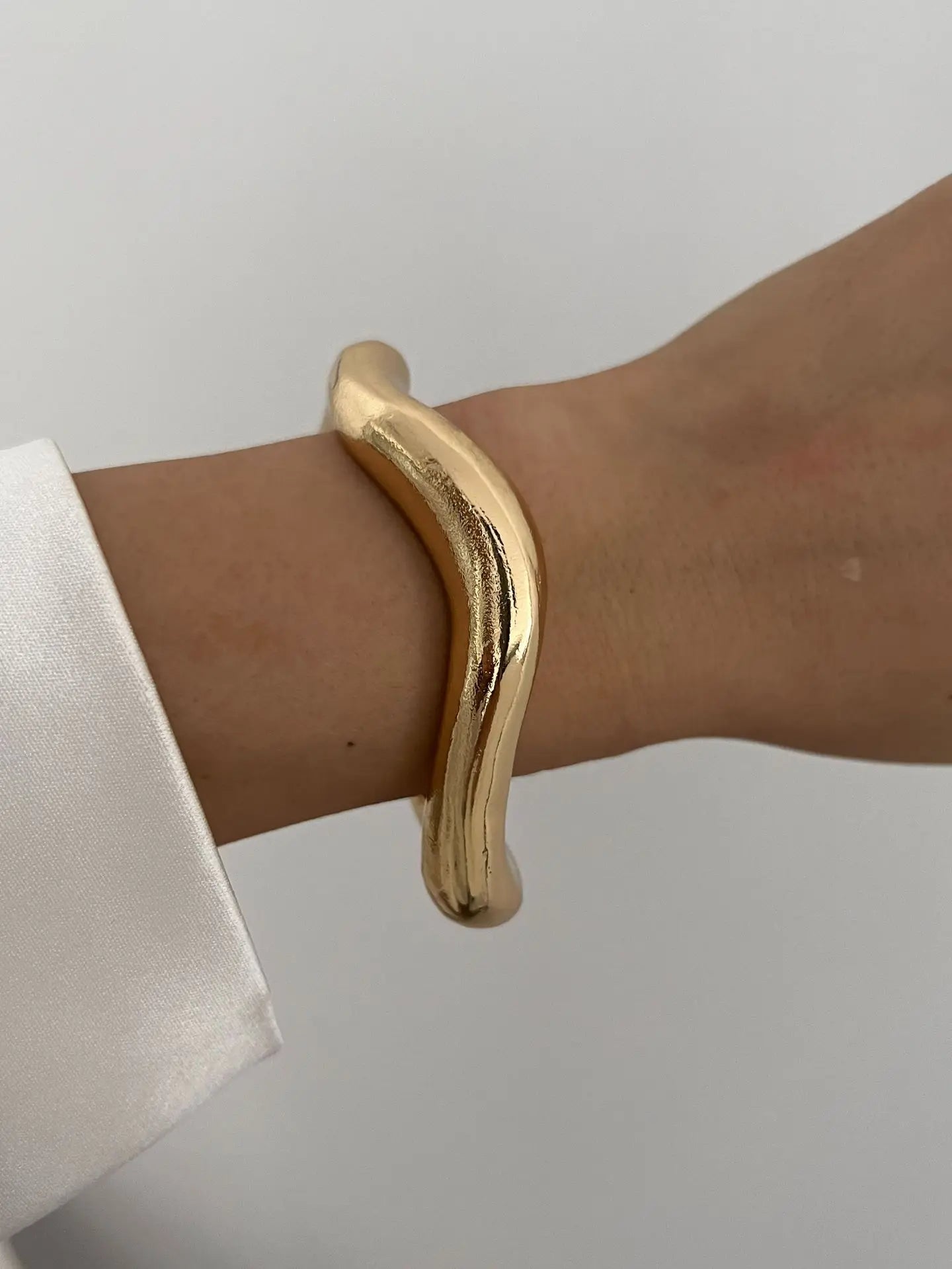 Vintage Wide Statement Cuff Bangle – Gold & Silver Tone Geometric Metal Spring Bracelet