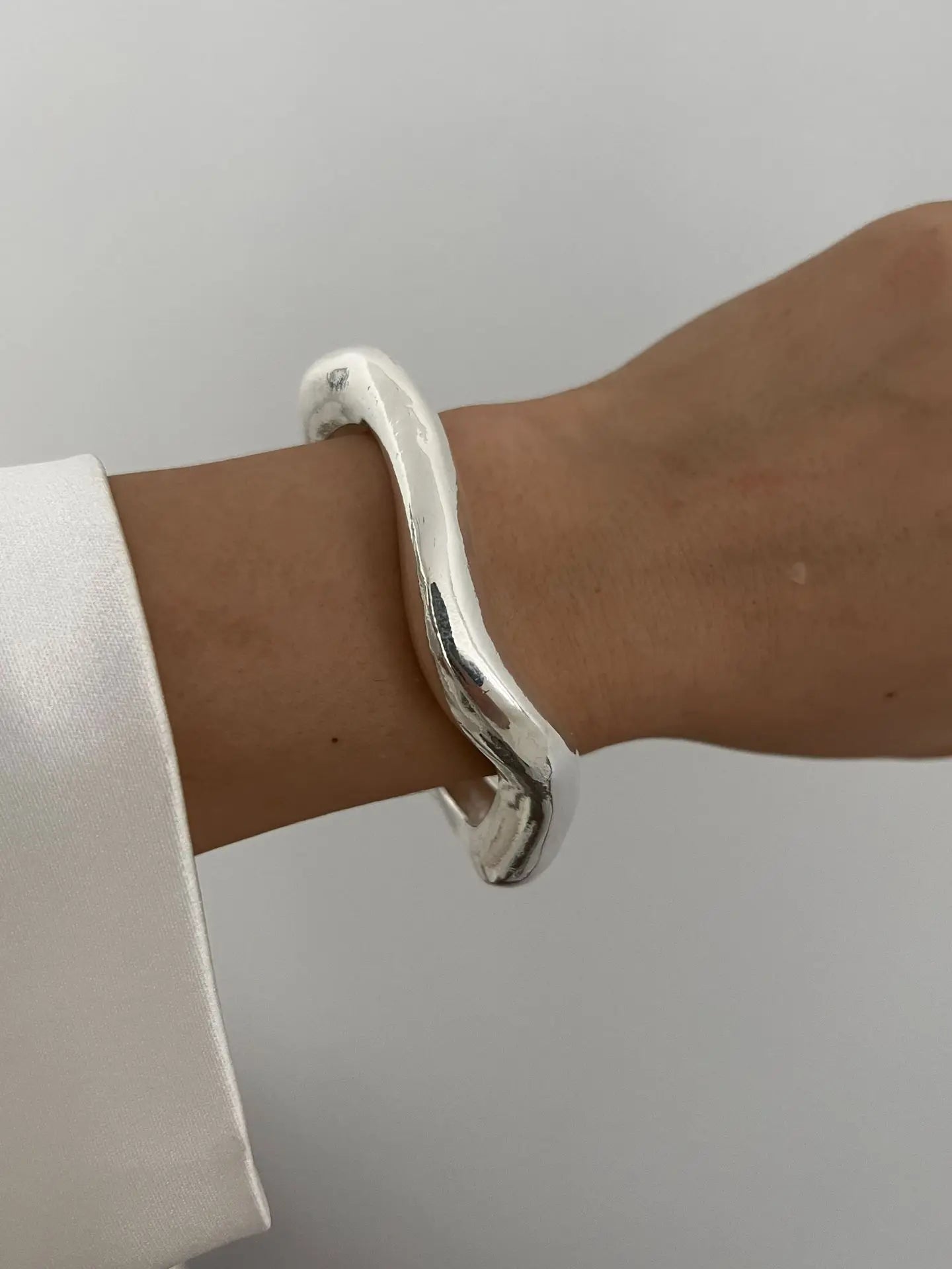 Vintage Wide Statement Cuff Bangle – Gold & Silver Tone Geometric Metal Spring Bracelet