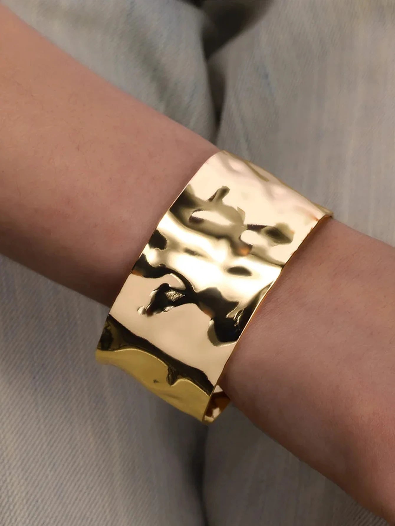 Exquisite Gold-Tone Classic Bump Cuff Bracelet – Luxury Stainless Steel Bangle