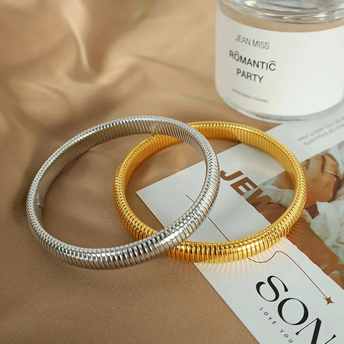 Gilded Tension Cuff – Mirror-Polished 18K Gold Elastic Form
