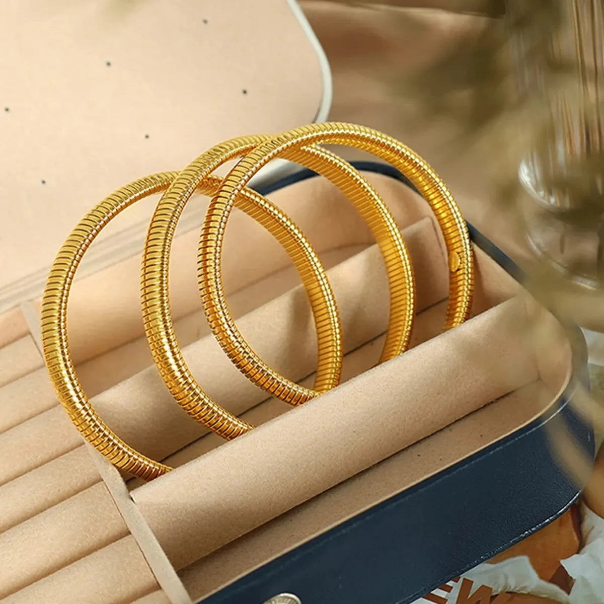 Gilded Tension Cuff – Mirror-Polished 18K Gold Elastic Form