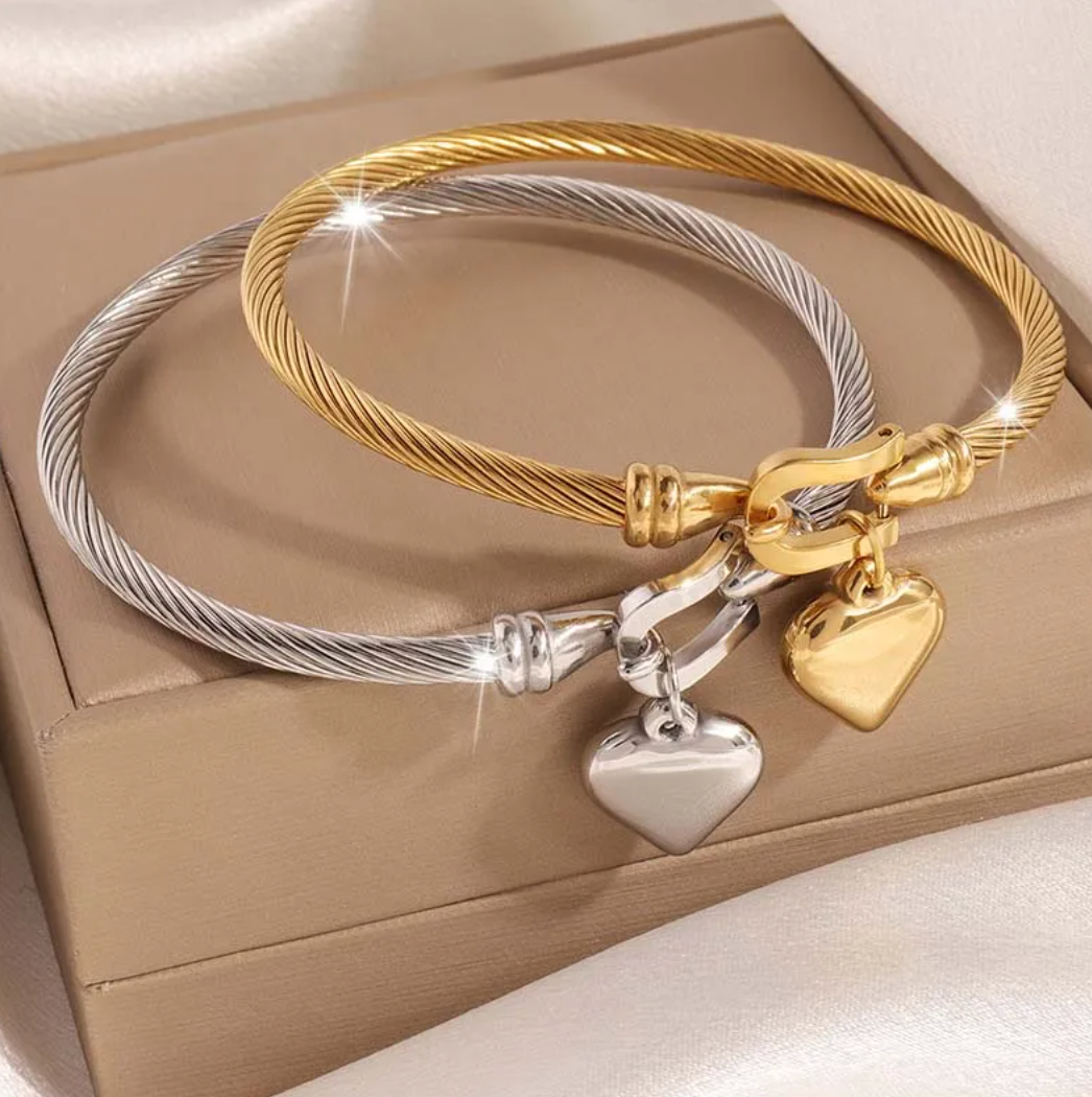 Lumiére Heart Charm Bracelet – 18K Gold Stainless Steel Elegance