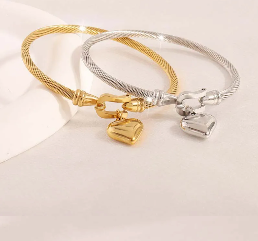 Lumiére Heart Charm Bracelet – 18K Gold Stainless Steel Elegance