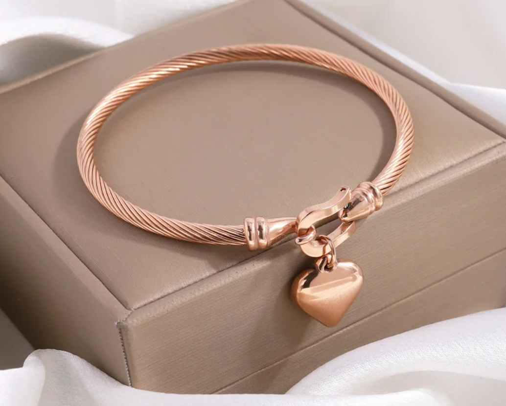 Lumiére Heart Charm Bracelet – 18K Gold Stainless Steel Elegance