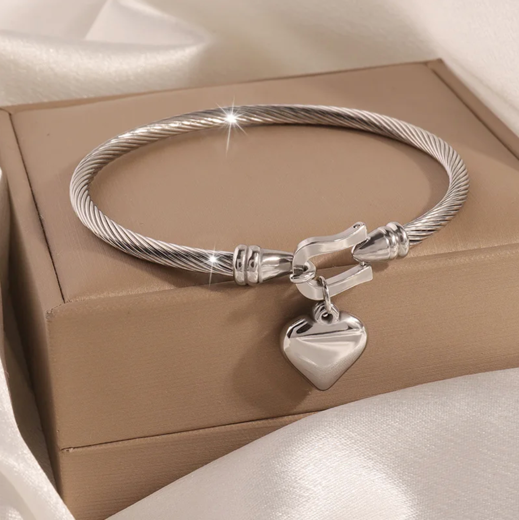 Lumiére Heart Charm Bracelet – 18K Gold Stainless Steel Elegance