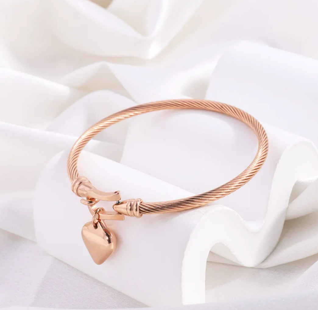 Lumiére Heart Charm Bracelet – 18K Gold Stainless Steel Elegance
