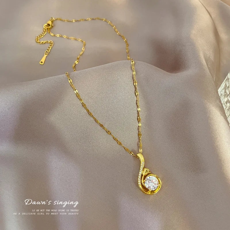 Eternal Shine: Luxe Gold Clavicle Link Necklace