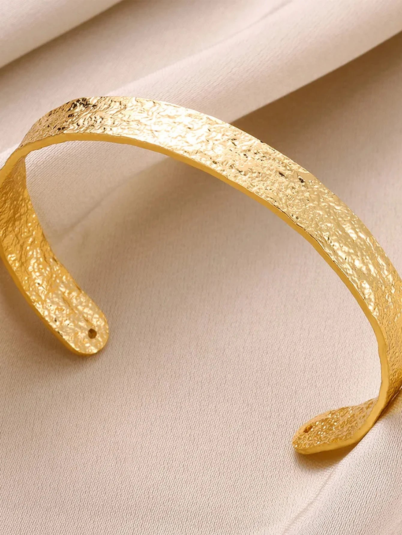 Exquisite Gold-Tone Classic Bump Cuff Bracelet – Luxury Stainless Steel Bangle