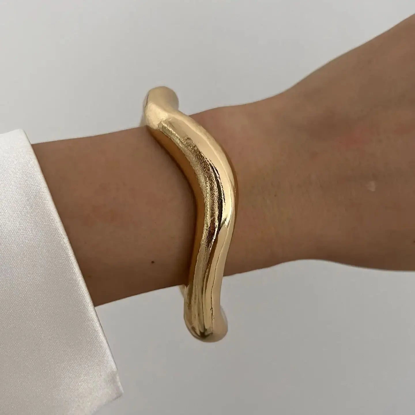 Vintage Wide Statement Cuff Bangle – Gold & Silver Tone Geometric Metal Spring Bracelet