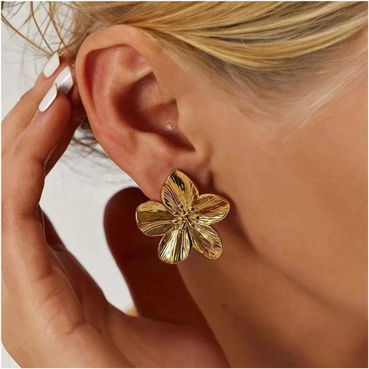 Petal Arc Set – Chic Gold-Tone Flower Earrings for Every Occasion