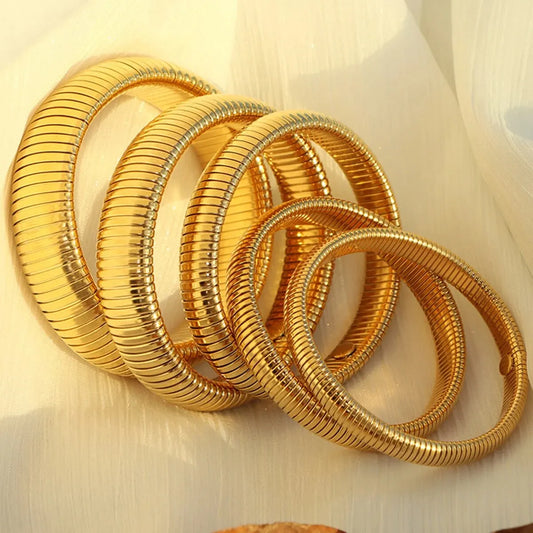 Gilded Tension Cuff – Mirror-Polished 18K Gold Elastic Form