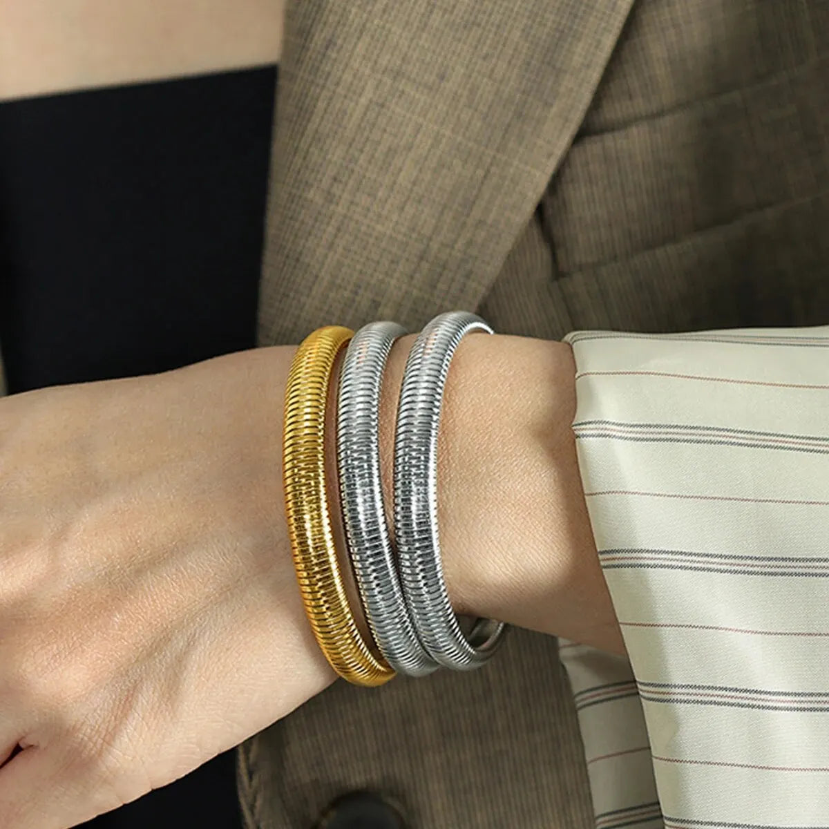 Gilded Tension Cuff – Mirror-Polished 18K Gold Elastic Form